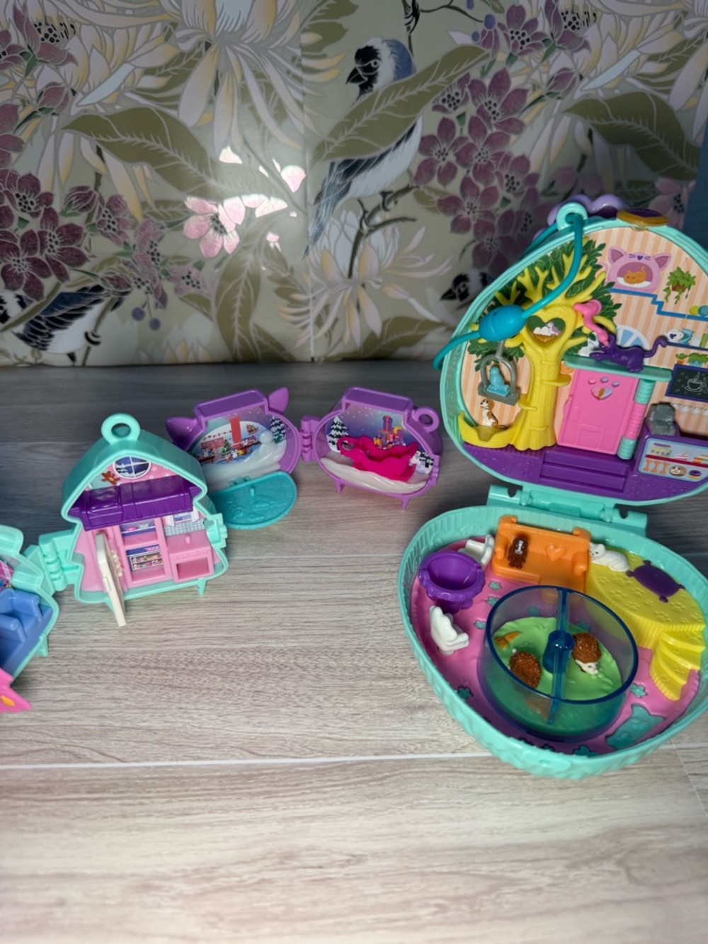 Polly Pocket hedgehog and stackable mini holiday